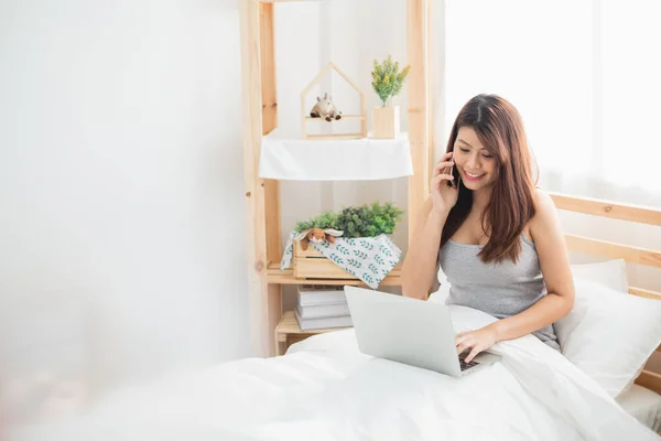 Schöne Asiatin Mit Laptop Und Smartphone Schlafzimmer Für Online Shopping — Stockfoto