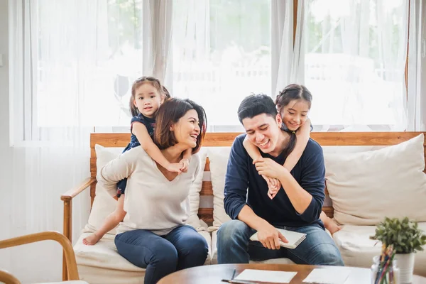 Felice Famiglia Asiatica Giocando Insieme Divano Casa Soggiorno — Foto Stock