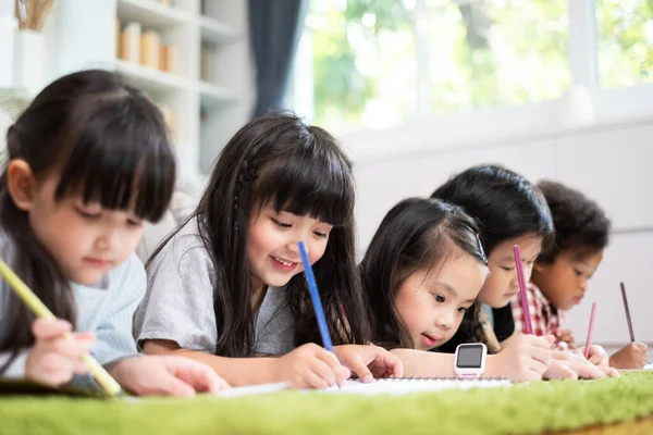 Groepsdiversiteit Schattige Kinderen Studeren Thuis Kinderen Onderwijs Concept — Stockfoto