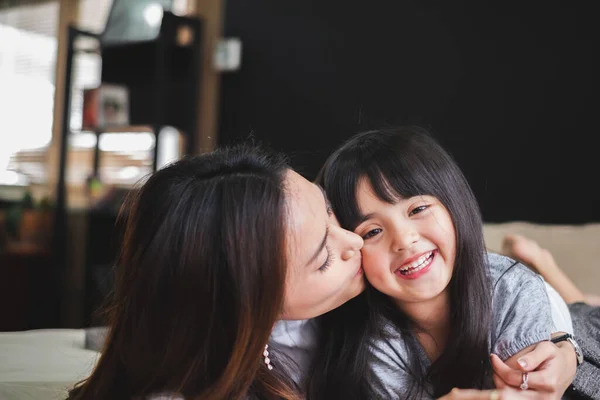 Asiatische Mutter Küsst Tochter Schlafzimmer Mit Liebe Und Warmem Familienkonzept — Stockfoto