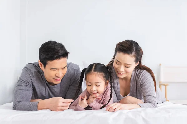 Porträtt Glad Asiatisk Familj Över Vit Bakgrund — Stockfoto