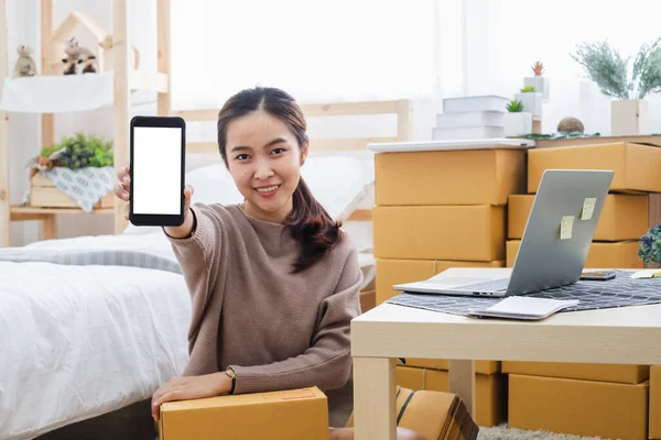 Young Asian Woman Seller Showing Phone Screen Space Online Business — Stock Photo, Image
