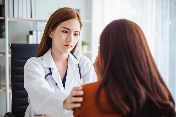 Asian Doctor Woman Encourage Young Woman Patient Holding Hand — Stock Photo, Image