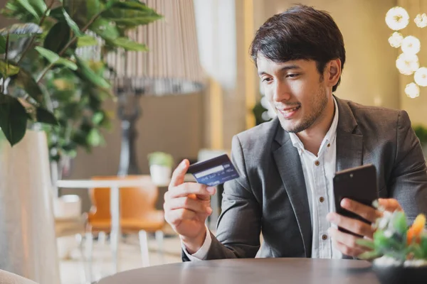 Asiatisk Affärsman Som Använder Kreditkort Och Mobiltelefon För Online Betalning — Stockfoto