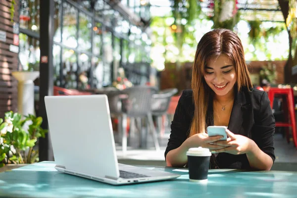 Joven Mujer Hermosa Asiática Que Utiliza Teléfono Inteligente Para Los —  Fotos de Stock