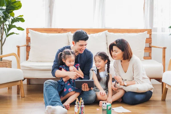 Happy Asian Familie Met Behulp Van Tablet Laptop Voor Het — Stockfoto