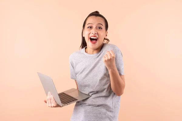 Fiatal Ázsiai Lány Boldog Sikeres Gazdaság Számítógép Laptop Mosoly Magabiztos — Stock Fotó