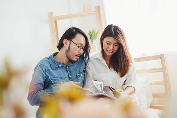 Genç Asyalı Çift Kitap Okuyor Yatak Odasında Dinleniyor Sevgililer Günü — Stok fotoğraf