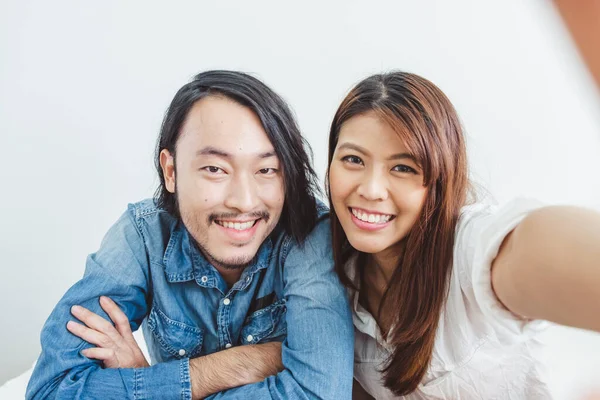 Genç Asyalı Çift Aşığı Yatak Odasında Selfie Çek Asyalı Çift — Stok fotoğraf