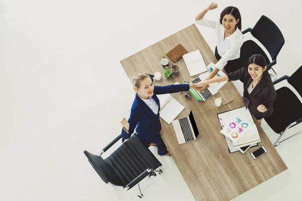 Tre Affärskvinna Diskuterar Arbete Bord Ämbetet Ovanifrån — Stockfoto