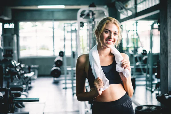 Vrouw Ontspannen Het Afwerken Van Training Gewichtstraining Sportschool — Stockfoto