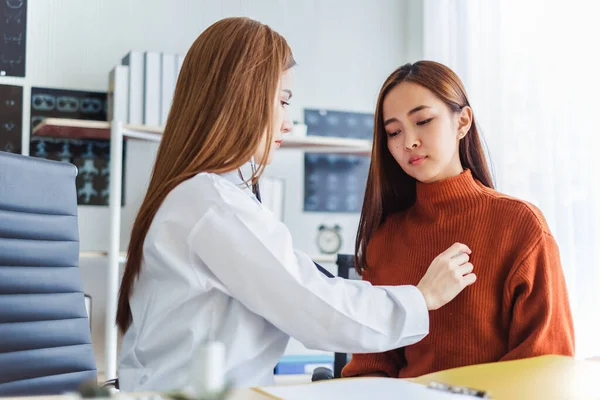 Asiático Médico Examinando Jovem Asiático Paciente Usando Estetoscópio Seu Peito — Fotografia de Stock