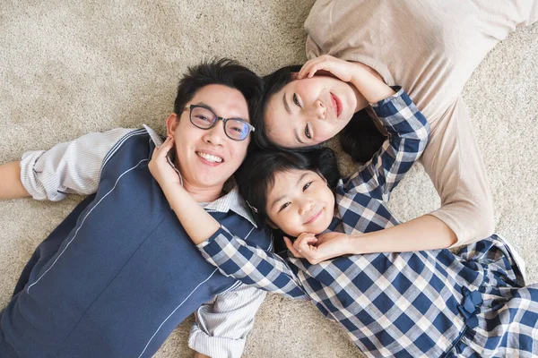 Glückliche Asiatische Familie Die Glücklich Und Lächelnd Liegt Von Oben — Stockfoto
