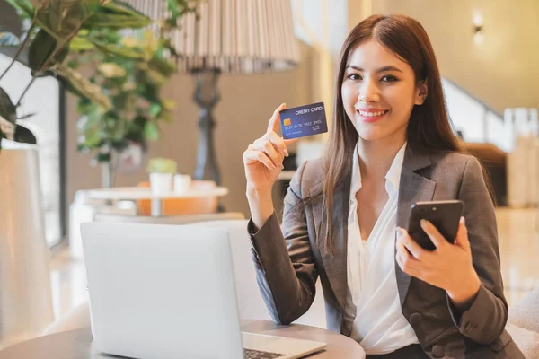 Asiatisk Affärskvinna Som Använder Kreditkort Och Mobiltelefon För Att Betala — Stockfoto