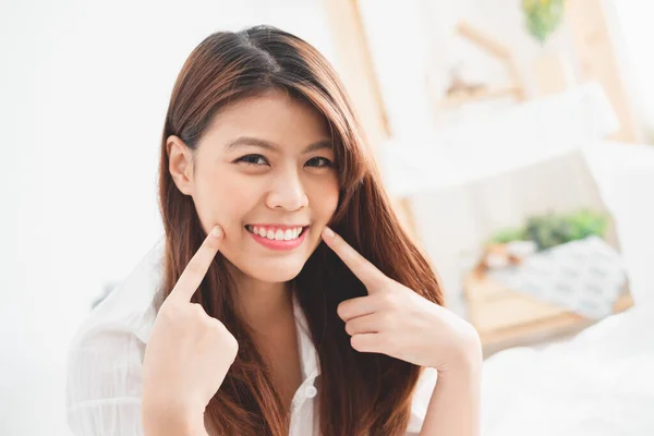 Retrato Hermosa Mujer Asiática Mostrando Dientes Blancos Perfectos — Foto de Stock