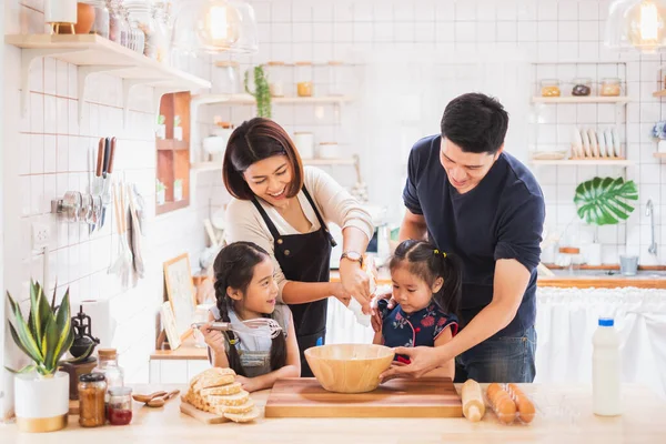 Familia Asiática Disfruta Jugando Cocinando Comida Cocina Casa — Foto de Stock