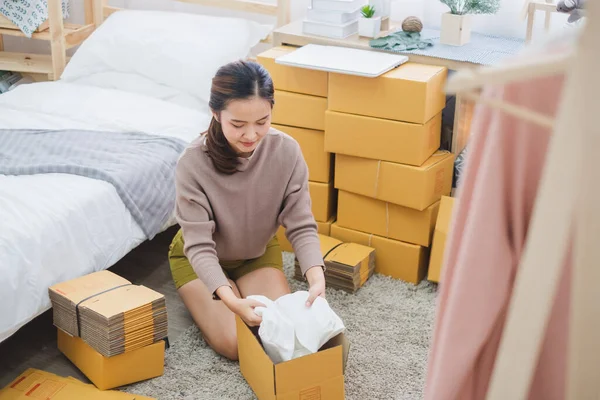 Young Asian Woman Seller Packing Clothes Product Online Business Online — Stock Photo, Image