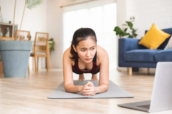 Genç Asyalı Sağlıklı Kadın Antrenmanı Evde Egzersiz Formda Yoga Yapıyor — Stok fotoğraf