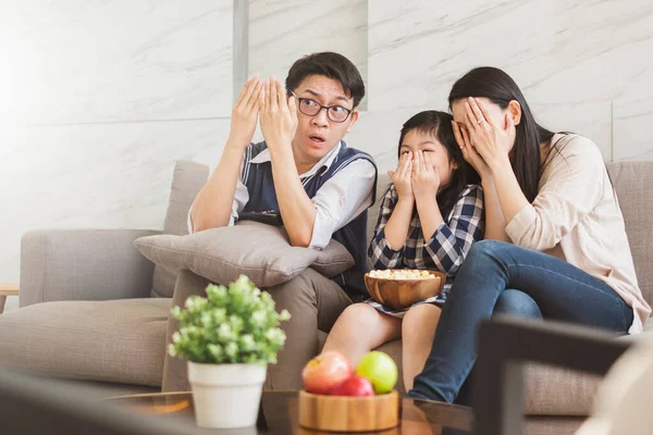 快乐的亚洲家庭生活喜欢在家里看恐怖片 — 图库照片