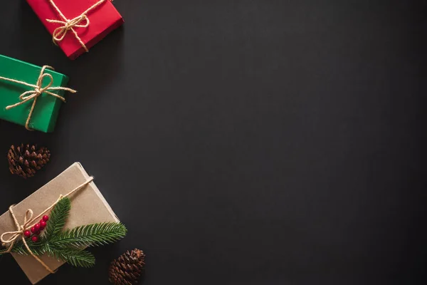 Kerst Achtergrond Met Cadeau Aanwezig Zwarte Achtergrond Met Kopieerruimte Flatlay — Stockfoto