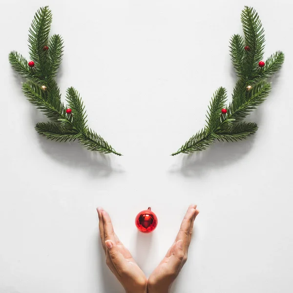 Noel konsepti için beyaz arka planda Noel süslemesinden yapılmış ren geyikleri. Düz çizgi