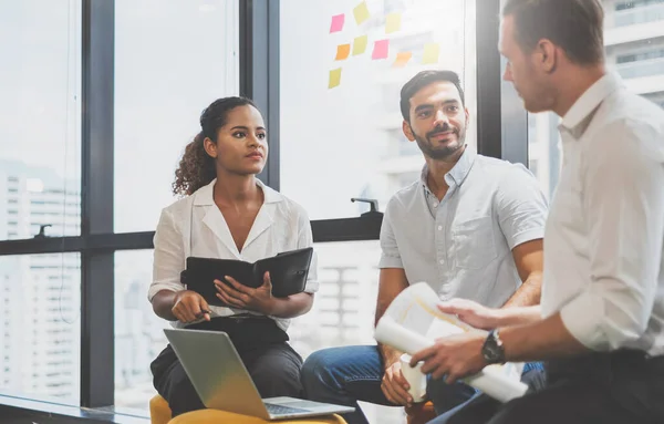 Grupp Kreativ Designer Team Möte Och Diskutera För Planering Projekt — Stockfoto