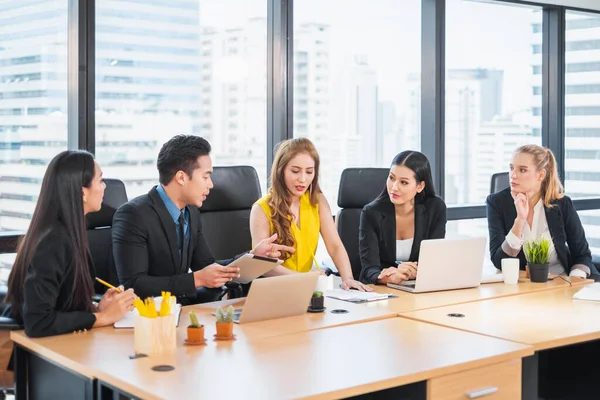 Grupp Asiatiska Affärsmän Som Arbetar Och Träffas Diskuterar Kontoret — Stockfoto