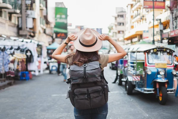 Вид Сзади Азиатская Женщина Турист Турист Путешествия Кхао Сан Дороге — стоковое фото