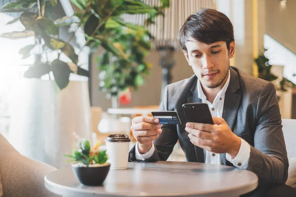 Asiatisk Affärsman Som Använder Kreditkort Och Mobiltelefon För Online Betalning — Stockfoto