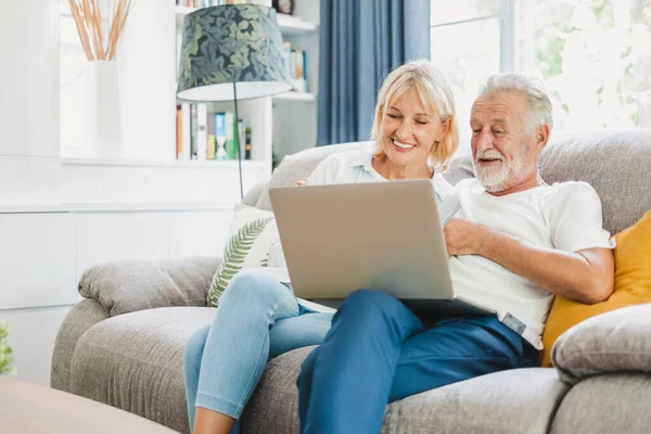 Parejas Edad Avanzada Con Ordenador Portátil Sofá Casa Para Las — Foto de Stock