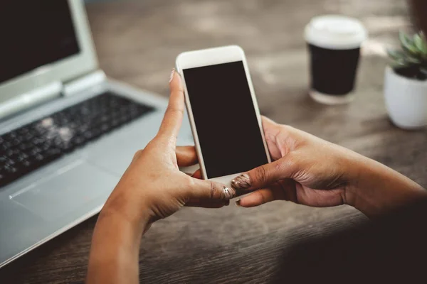 Cerca Mano Mujer Negocios Sostiene Teléfono Inteligente Con Pantalla Aislada — Foto de Stock