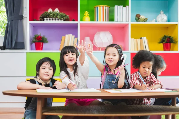 Groep Diversiteit Kinderen Studeren School Stijgende Handen Voor Antwoord Vraag — Stockfoto