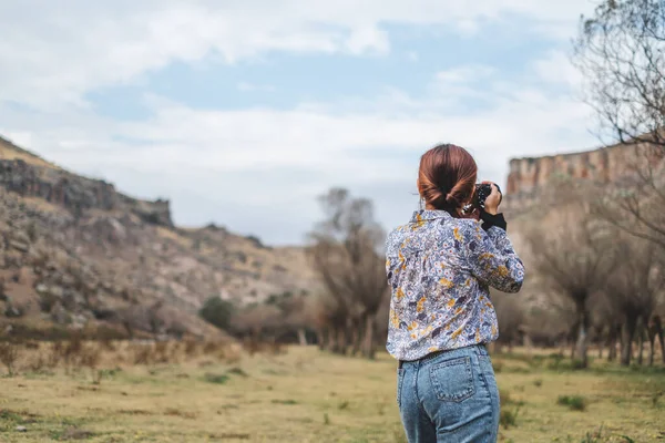 Volver Ver Mujer Asiática Usando Cámara Tomando Foto Para Paisaje — Foto de Stock