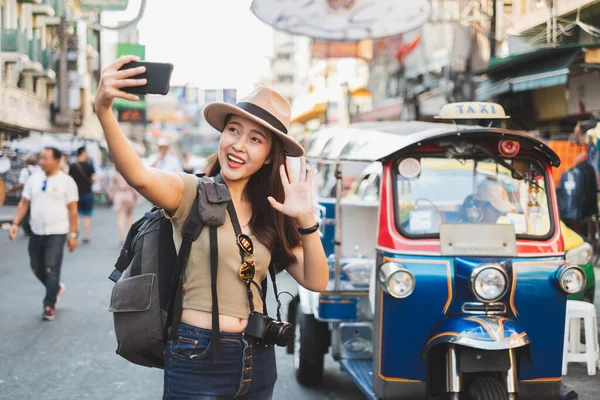 Asiático Mulher Turista Mochileiro Viagens Khao San Road Bangkok Tailândia — Fotografia de Stock