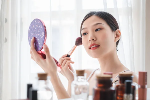 Młoda Piękna Azjatka Stosując Kosmetyki Makijażu Twarzy Zdrowia Pielęgnacji Skóry — Zdjęcie stockowe