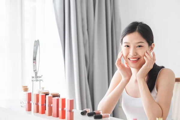 Jong Mooi Aziatisch Vrouw Toepassen Cosmetica Make Haar Gezicht Gezondheid — Stockfoto