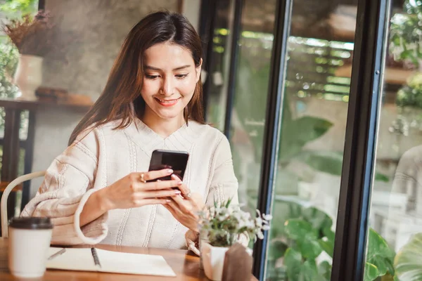 Ung Asiatisk Vacker Kvinna Med Hjälp Smart Telefon För Företag — Stockfoto