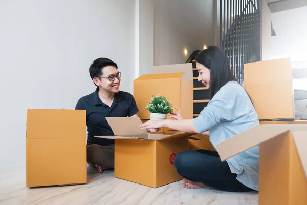 Asian Family Moving New Home Apartment Many Packing Boxes — Stock Photo, Image