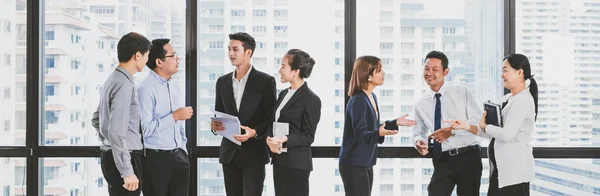 Gruppo Uomini Affari Asiatici Abito Formale Piedi Incontro Sfondo Città — Foto Stock