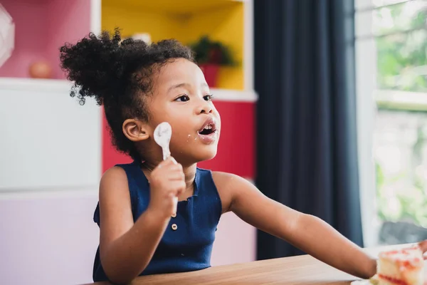 Afrikaans Meisje Kind Eten Zoete Taart — Stockfoto