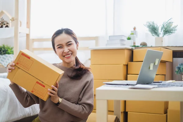 Young Asian Woman Seller Showing Box Package Online Business Online — Stock Photo, Image