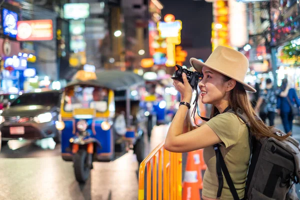 Asijské Ženy Cestování Bangkok Thajsko Čínská Čtvrť Pouliční Trh Yaowarat — Stock fotografie