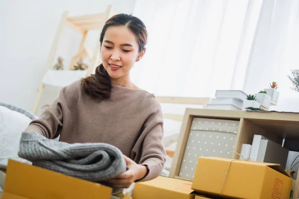 Joven Mujer Asiática Vendedor Embalaje Ropa Producto Para Negocios Línea —  Fotos de Stock