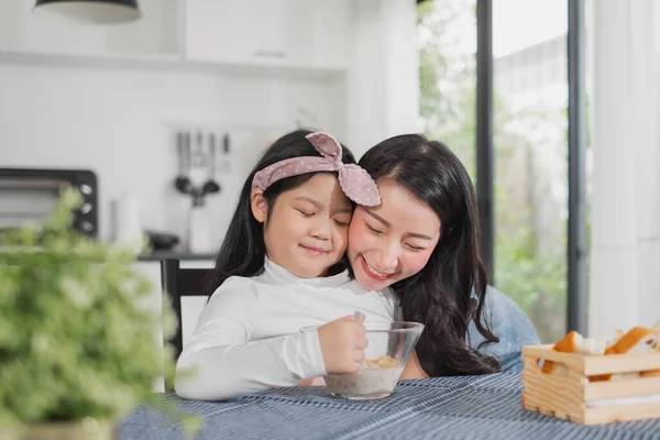 Aziatisch Familie Gelukkig Genieten Van Het Ontbijt Tafel Keuken — Stockfoto