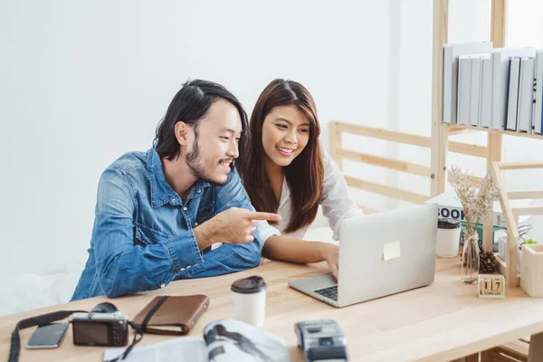 아시아인 남녀가 온라인 비즈니스 개념을 인터넷 노트북을 가지고 집에서 일하고 — 스톡 사진