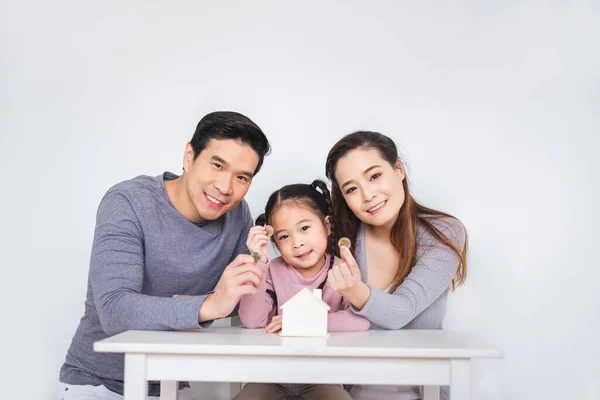 Família Asiática Feliz Inserindo Moedas Para Caixa Sobre Fundo Branco — Fotografia de Stock