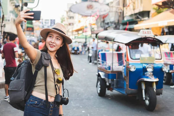 Азиатская Туристка Рюкзаком Путешествует Дороге Кхао Сан Бангкок Таиланд — стоковое фото