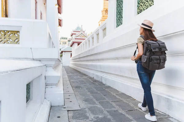 Mulher Asiática Viajar Bangkok Tailândia Belo Templo Durante Temporada Verão — Fotografia de Stock