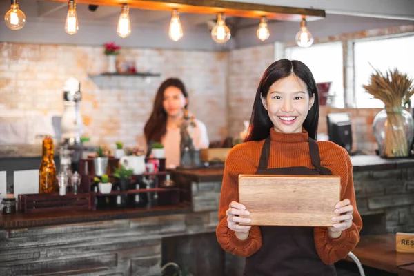 Tânăra Femeie Asiatică Proprietar Afaceri Fața Cafenelei Bar Restaurant Cafenea — Fotografie, imagine de stoc