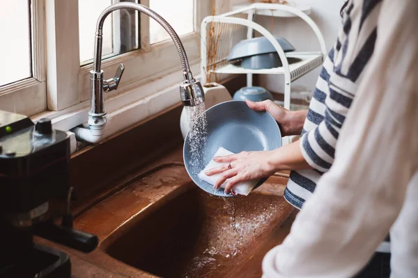 Asiática Criada Ama Casa Lavado Platos Limpieza Cocina — Foto de Stock